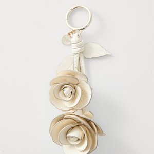 CHARMING PATENT STACKED ROSE BAG CHARM - Keyring - cashew milk CHARMING PATENT STACKED ROSE BAG CHARM - Keyring - cashew milk