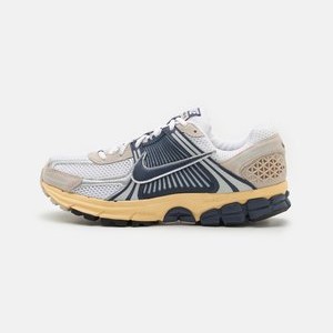 ZOOM VOMERO 5 UNISEX - Trainers - white/thunder blue/cream/metallic platinum/limestone/pale vanilla ZOOM VOMERO 5 UNISEX - Trainers - white/thunder blue/cream/metallic platinum/limestone/pale vanilla