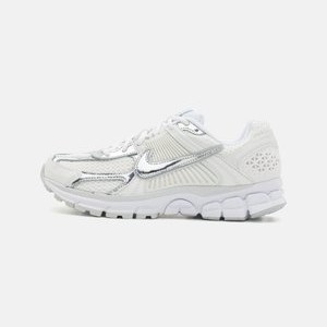 ZOOM VOMERO 5 - Trainers - white/metallic silver/summit white/pure platinum ZOOM VOMERO 5 - Trainers - white/metallic silver/summit white/pure platinum