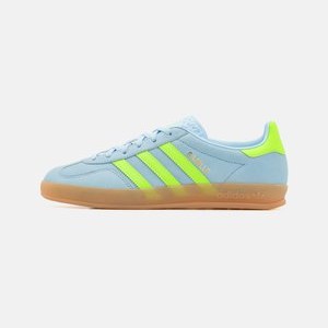 GAZELLE INDOOR - Trainers - clear sky/solar green GAZELLE INDOOR - Trainers - clear sky/solar green