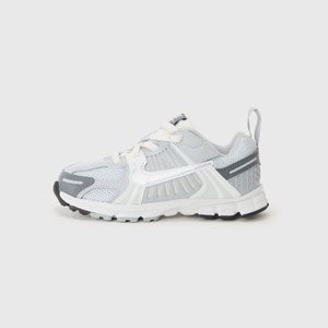 VOMERO 5 UNISEX - Trainers - pure platinum-coloured/metallic silver-coloured/summit white/dark grey
