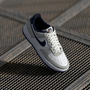 AIR FORCE 1 07 LV8 UNISEX - Trainers - white/obsidian/pure platinum/team red AIR FORCE 1 07 LV8 UNISEX - Trainers - white/obsidian/pure platinum/team red