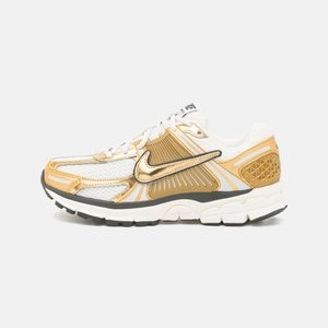 ZOOM VOMERO 5 - Trainers - photon dust/metallic gold/gridiron/sail ZOOM VOMERO 5 - Trainers - photon dust/metallic gold/gridiron/sail