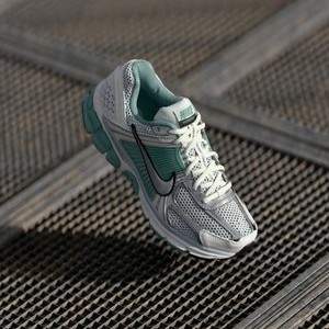 ZOOM VOMERO 5 NEWS - Trainers - summit white/metallic silver/wolf grey/pure platinum/cannon/black ZOOM VOMERO 5 NEWS - Trainers - summit white/metallic silver/wolf grey/pure platinum/cannon/black