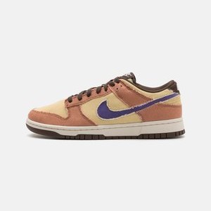 DUNK LOW RETRO SE - Trainers - dusted clay/dusty amethyst/team gold/baroque brown/pale ivory
